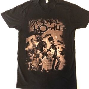 Black T-shirt.